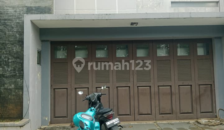 Rumah Besar Tepi Jalan Raya Harapan Indah