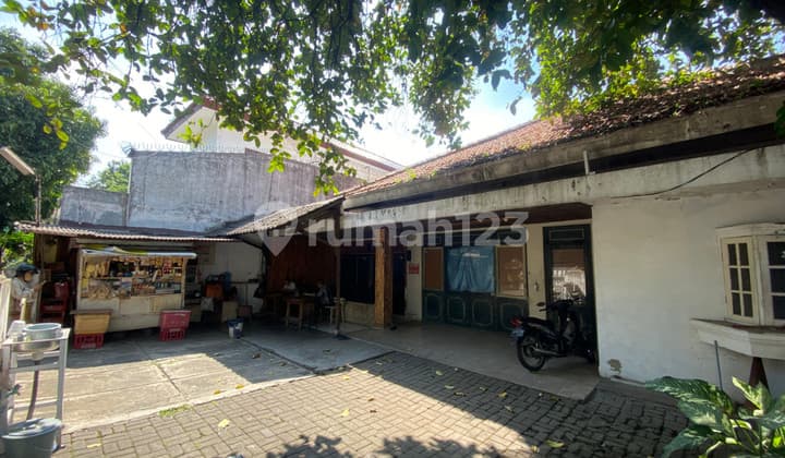 Bangunan Tua Dengan Tanah Luas Pinggir Jalan Strategis Di Tebet J