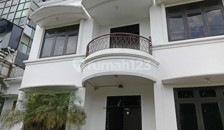 Disewakan Rumah 2 Lantai di Citraland Utama, Surabaya