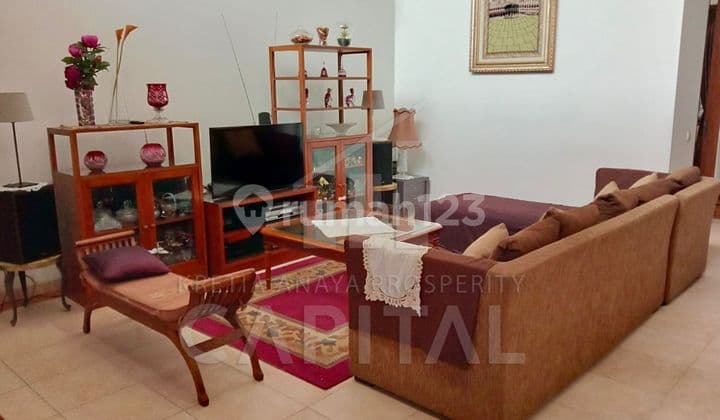 Rumah Elegan Nan Nyaman Semi Furnished di Setraduta