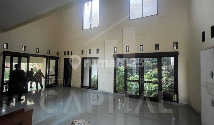 Rumah Dengan Kolam Renang di Sayap Setiabudi