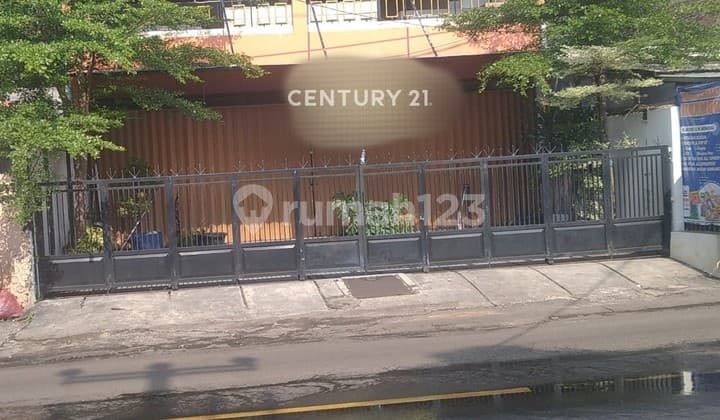 2-Story Shop House on Yos Sudarso Street, Merak, Suitable for Business