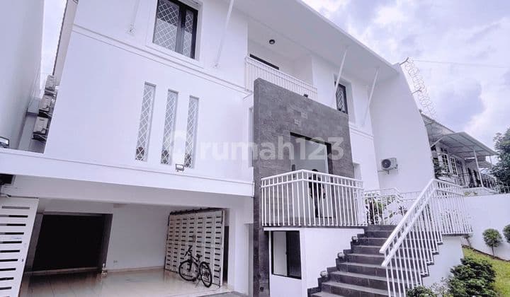 Disewakan Rumah 2 Lantai 5 Kamar Tidur di Senopati Harga Terbaik!