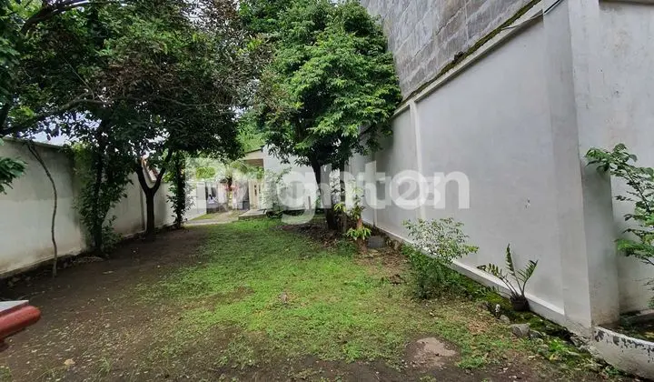 Rumah dan 4 toko tengah kota