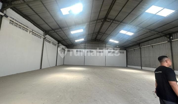 Disewakan Gudang Kav DPR Cipondoh, Tangerang | Uk. 20 x 40 | 3 KM, 2 Office | Listrik 5500 W / Unit | Ceiling TInggi | Akses Cont 40 ft | Bebas Banjir & Pungli | Harga 400 jt / thn