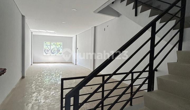 Dijual / Disewakan Ruko Cipondoh | Luas 187 m2 (uk. 4x15) | Posisi Jalan Raya | HGB | 3 Lantai | 2 KM | 2200 W | PAM | Harga Jual 2,3 M | Harga Sewa 95 jt / thn