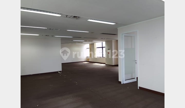 Rent office space per floor 260 meters fitted on Jendral Sudirman