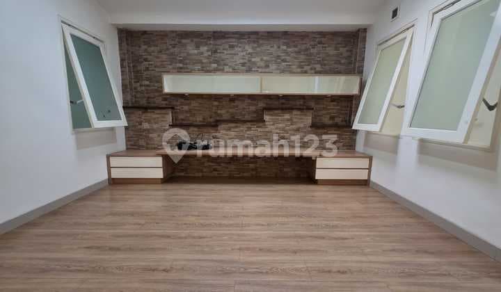 Rumah Singgasana Pradana Bandung 1 Lantai Hadap Timur Dekat Tol Moch. Toha