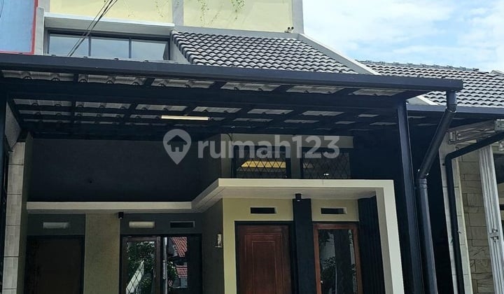 Rumah Bagus 3 Lantai Semi Furnished di Cluster Riung Bandung 10 Menit ke Gt Gede Bage