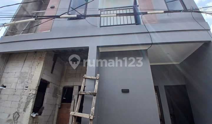 Rumah Akses Motor Depan Mesjid di Mardani Cempaka Putih