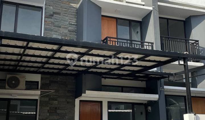 Ready-to-Occupy 2-Story House, No Down Payment, 2-Car Access in Raden Saleh, Depok City.