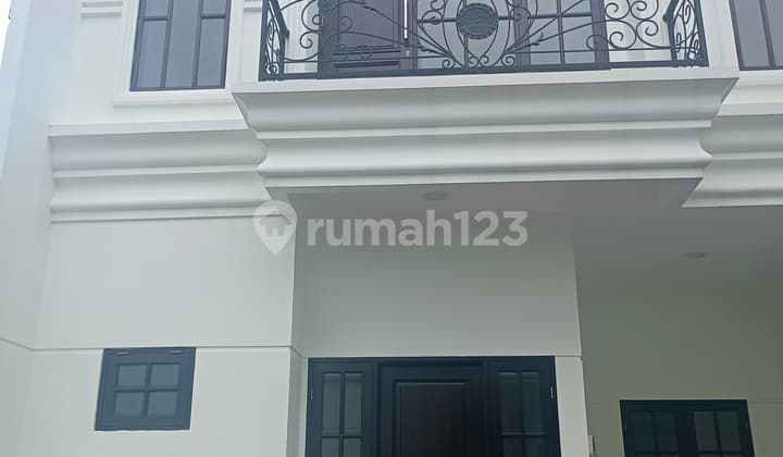 Rumah Mewah Siap Huni Pinggir Jalan di Balekambang Condet