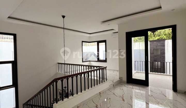 Hot Sale Rumah Bagus Ada Pool, Rooftop, dan Powder Room di Bintaro Jaya