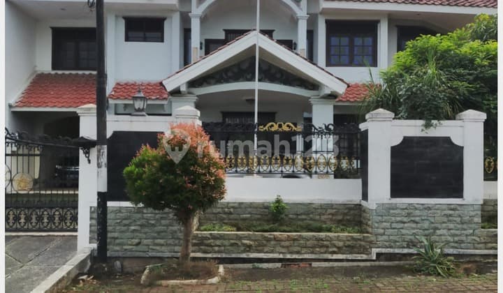 Rumah Hoek Mewah 900M² di Cinere - Fasilitas Kolam Renang & Taman Asri