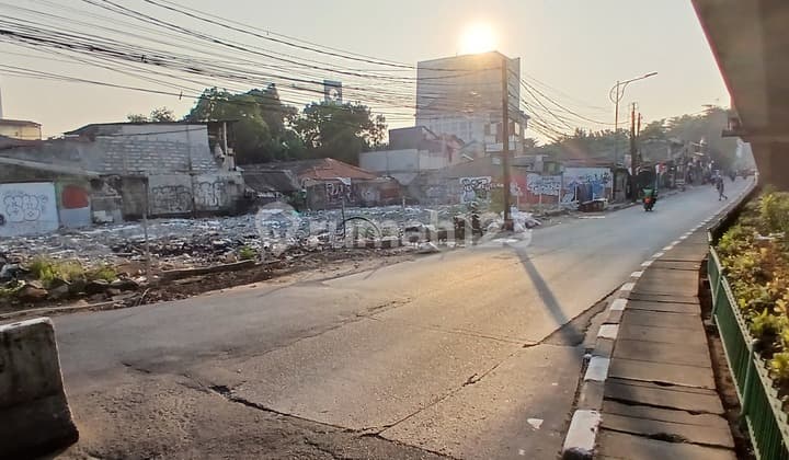 Strategis Tanah Luas di Pinggir Jalan Utama Jakarta Selatan