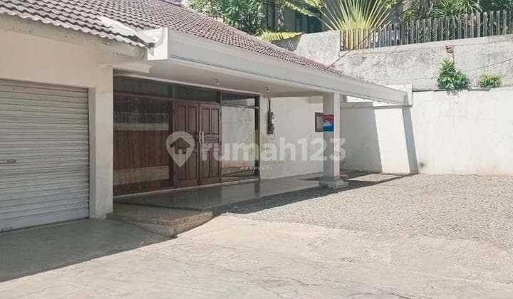 Vintage 1 Lantai dengan Kolam Renang