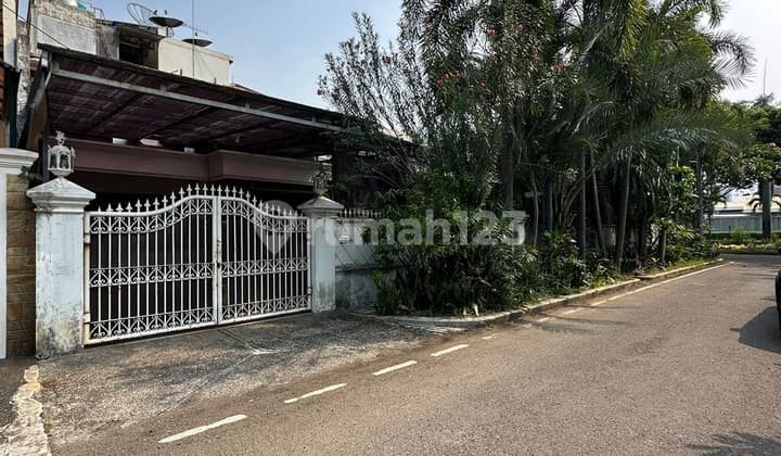 Rumah Hook 2 Lantai di Pulomas Utara, Jakarta Timur