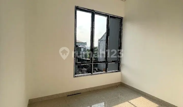 Memiliki Area Parkir Rumah 2 Lantai di JAKTIM