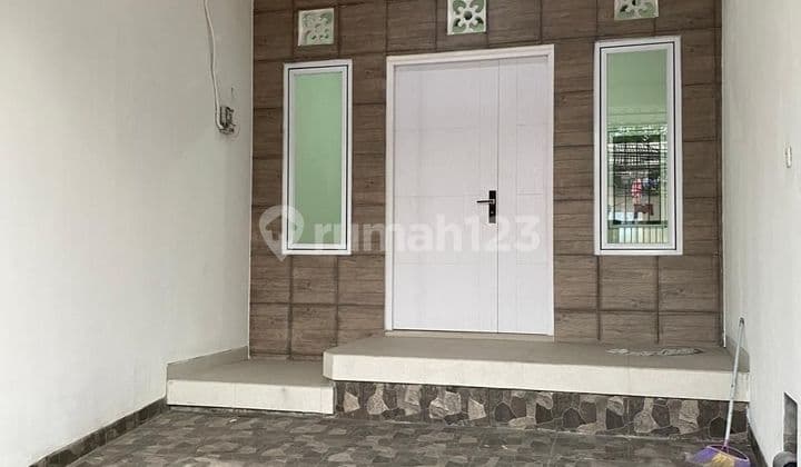 JUAL CEPAT..BARU RENOVASI.. SIAP HUNI..PINGGIR JALAN BESAR