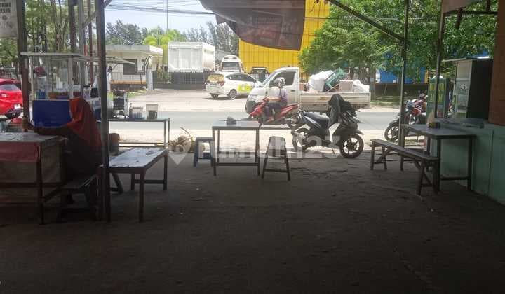 Rumah Pinggir Jalan Poros