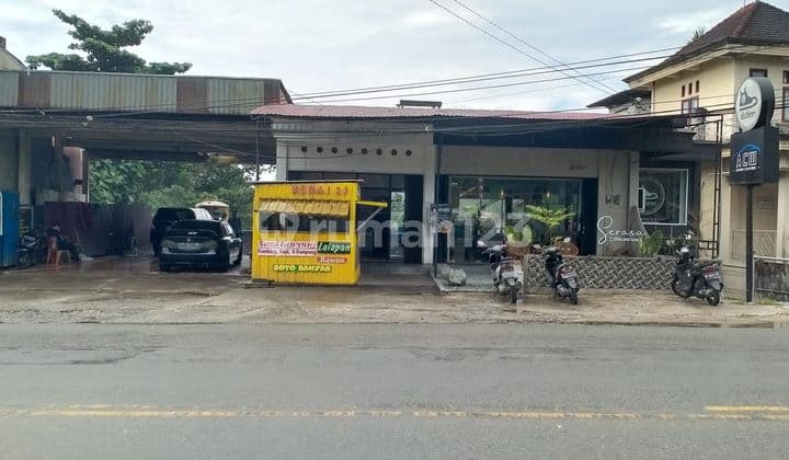 Ruko dan Pencucian Mobil Pinggir Jalan Utama