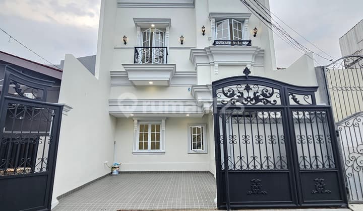 Rumah Mewah American Classic Siap Huni Joglo Jakarta Barat