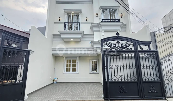 Rumah Mewah American Classic Siap Huni Joglo Jakarta Barat