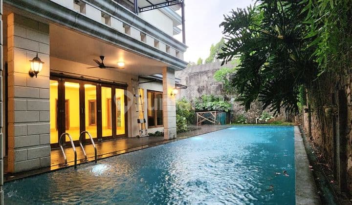 For Rent Rumah Mewah, Luas dan Siap Huni, Tropikal Modern Dalam Komplek di Lebak Bulus