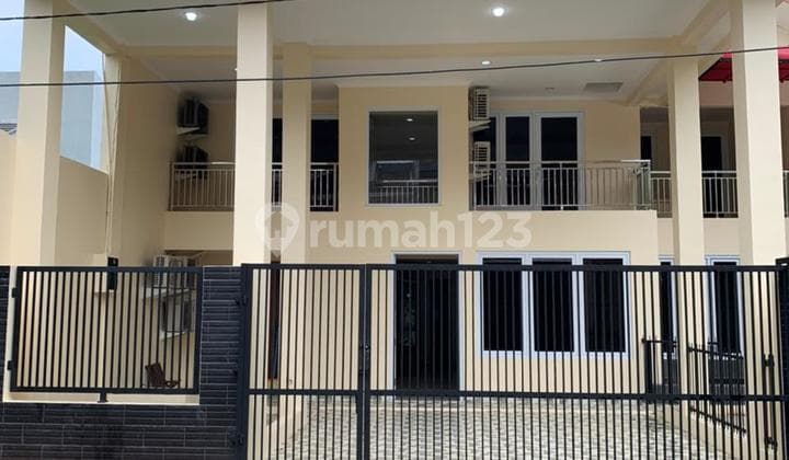 Disewakan 2 Rumah 4kt, Semi Furnished, Bagus, Siap Huni, Terenovasi, Bebas Banjir, Lokasi Strategis, Taman Laguna Cibubur SHM