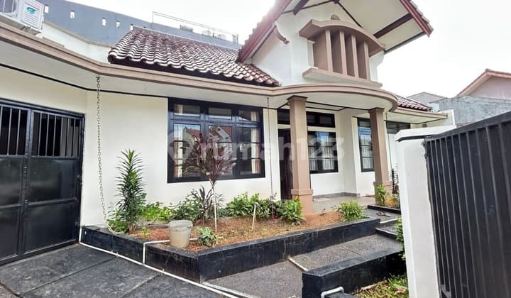For Rent: 1-Story House, Land Area 200m², Raffles Hills, Newly Renovated, Ready to Occupy, Good, Clean and Tidy. Flood-Free, Strategic Location in Raffles Hills Cibubur. Comfortable & Scenic Environment. ✅ Good House near Trans Studio Mall Cibubur, Jl. Alternatif Cibubur No.230A