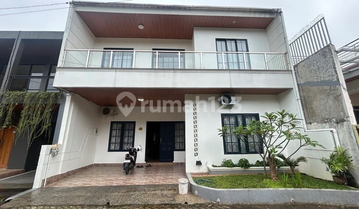 Dijual Rumah Bangunan Baru Lt.270/300 3+1Kt, di Jalan Ahmad Yani Kav 82, Tanah Saeral, Kota Bogor, Jawa Barat. Komplek Strategis di Pusat/ Jantung Kota Bogor, Dekat Istana Bogor, Dekat Toll dan Pusat Perbelanjaan, Dekat Sekolah. Dekat Jalan Utama. Rumah B