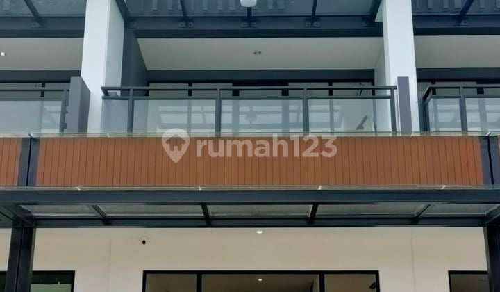 Good Ready-to-Use 3-Storey Hampton Shop House in a Busy Gading Serpong Area