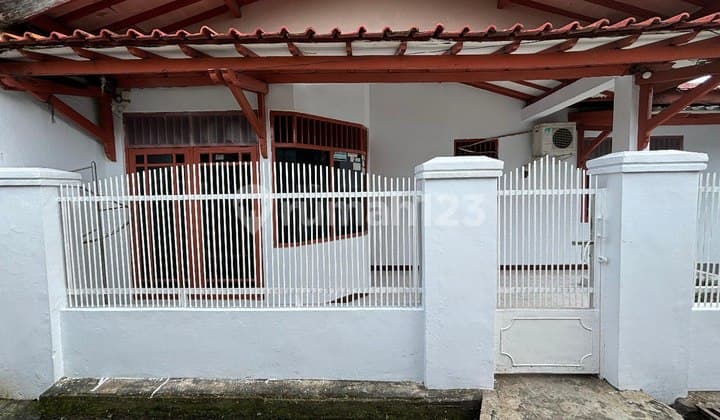 Rumah 1 Lantai Dalam Kompleks di Perumnas Depok 1