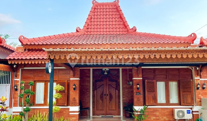 Rumah Joglo Prambanan Posisi Hook, Taman Luas di Kawasan Premium