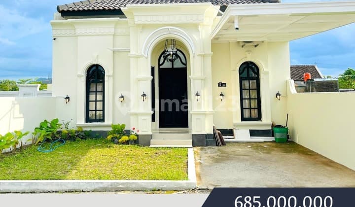 Rumah Mediterania Mewah dengan Pemandangan Sawah Asri di Prambanan