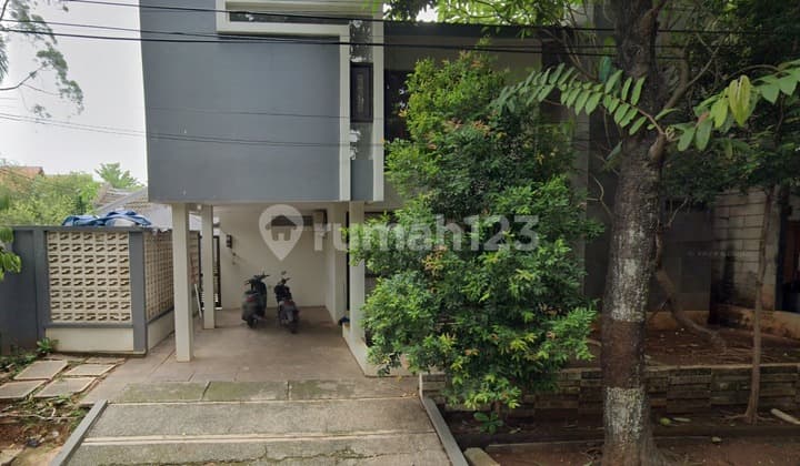 Hook House in Graha Raya Bintaro Cluster