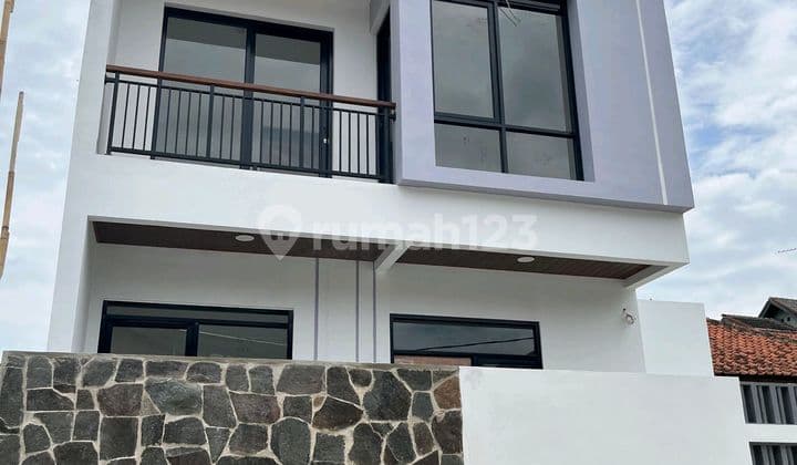 Rumah 2 Lantai Dekat Alun Alun Ujungberung