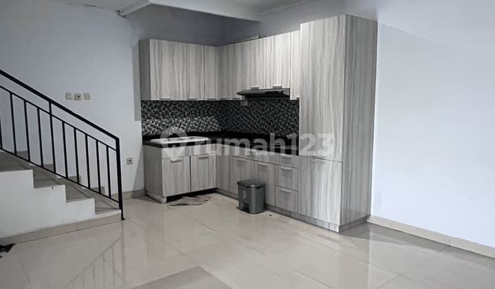 Dijual atau Disewakan Rumah 2 Lantai Siap Huni di Taman Royal Tangerang