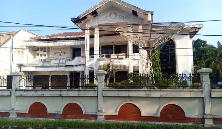 Dijual Murah Rumah Klasik 2 Lantai Tengah Kota Surabaya