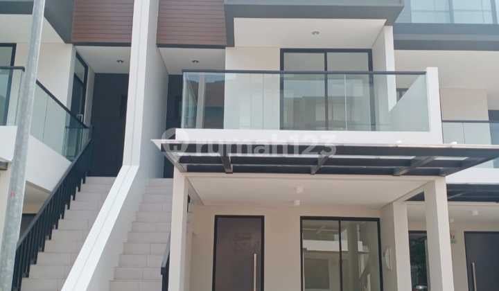 Rumah Golf Island Piano Uk 5x17,8 3 Lantai Brand New Siap Huni
