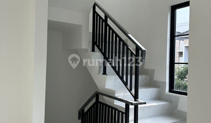 Rumah Golf Island Ukuran 5X15 3 Lantai Brand New Ready Gandeng