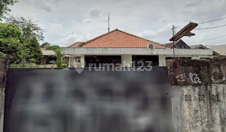 Quick Sale House for Investment, Suitable for Boarding House or Office in Kebayoran Lama