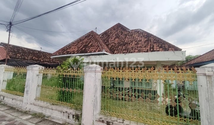 Rumah Posisi Hook Luas 791M di Jl. Anjasmoro Madiun Kota Dekat Alun Alun Cocok untuk Investasi / Usaha