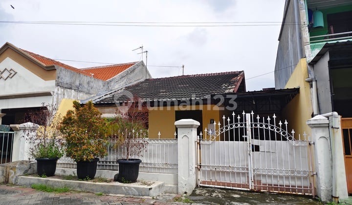 For Rent / For Sale Spacious 173 M2 House in Semolowaru Elok Surabaya Near Merr & Unitomo Campus, Untag, Stikom, Perbanas