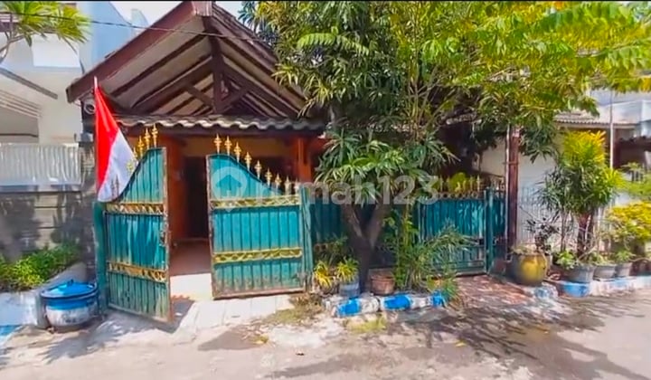 House in a Strategic Location, Bendul Merisi Housing, Surabaya, Close to Palapa & Marina Plaza.