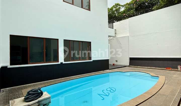 Rumah Terenovasi SHM Kemang, Jakarta Selatan Hadap Utara
