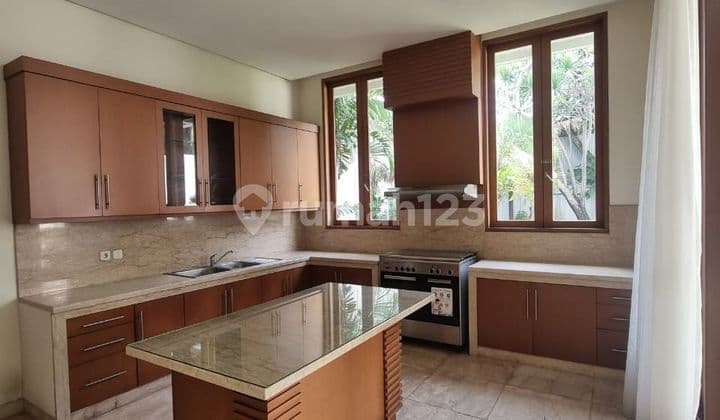 Rumah, 2 Lantai di Kemang, Jakarta Selatan Ada Kolam Renang