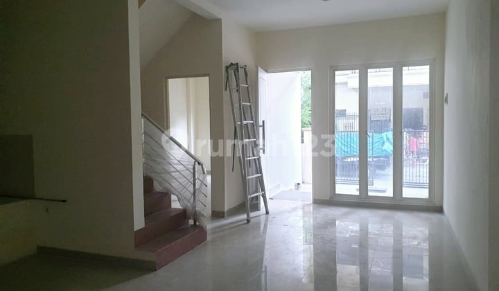 Rumah Baru Gress Pakuwon City Dekat Mall Surabaya Timur