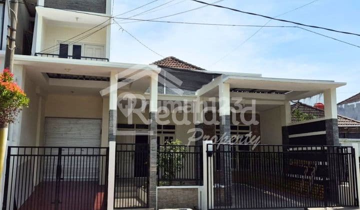 Rumah di Puri Anjasmoro , Semarang ( De 7964 )