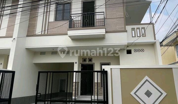 Rumah Brand New Hook 2.5 Lantai Bebas Banjir di Duri Kepa